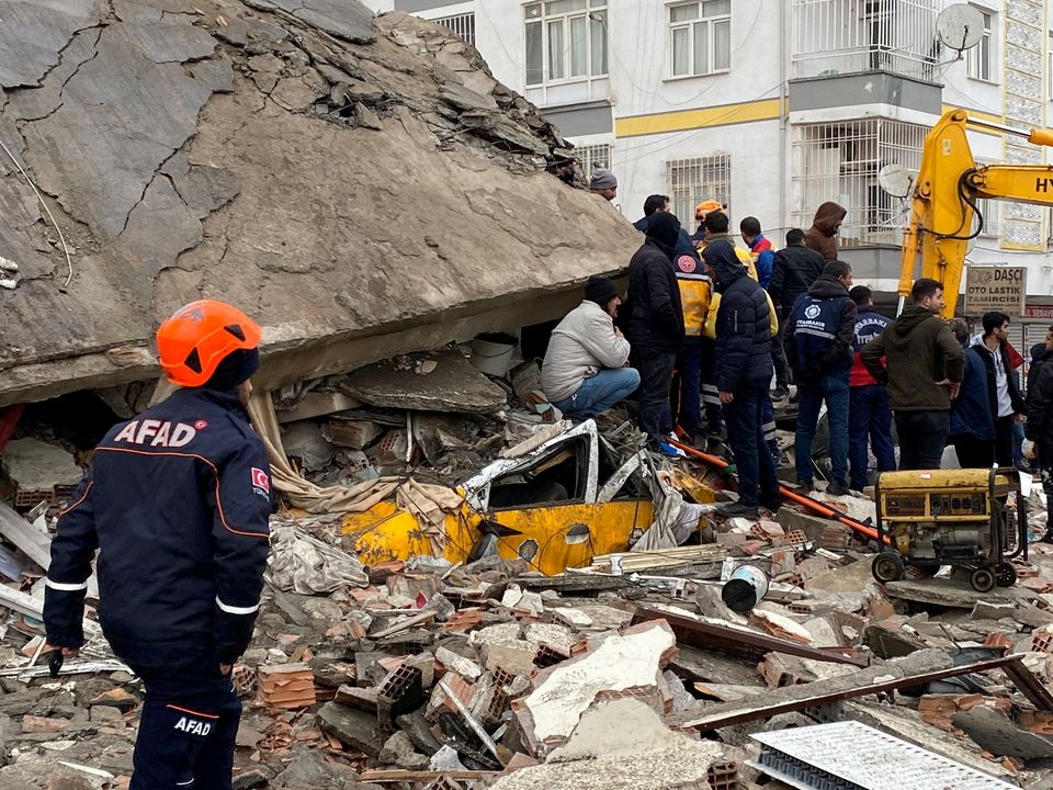 People search through rubble following an earthquake in Diyarbakir, Turkey February 6, 2023. REUTERS/Sertac Kayar
