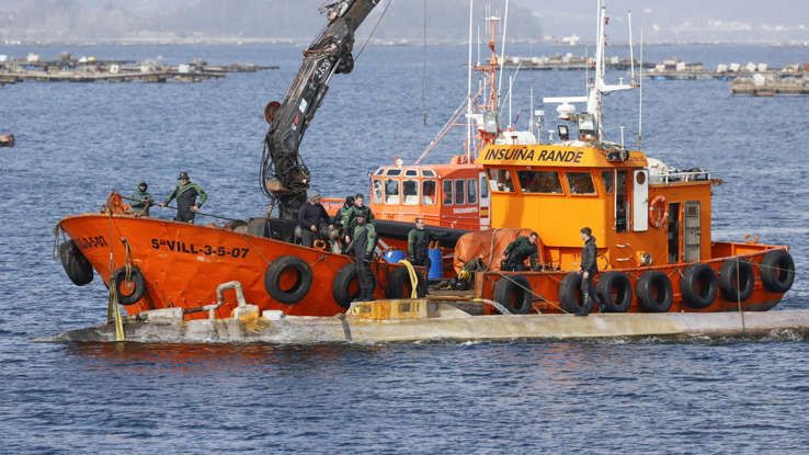 Spanish authorities remove the ghost sub off the coast of Galicia.