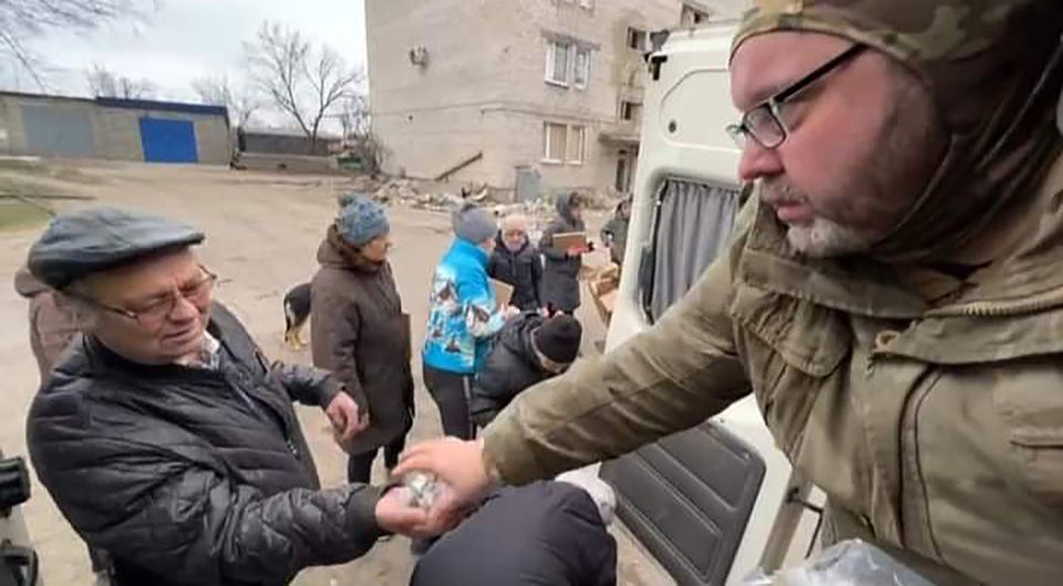 Pipe Bomb Pastor - Clifford Peeples handing out much needed  goods to the people of Ukraine.