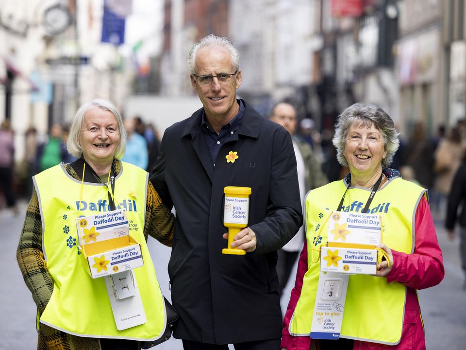 Mick McCarthy on Daffodil Day with volunteer sellers Imelda Cormican from Sandymount and Cheryl Hickey from Firhouse