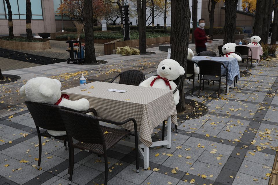 Stuffed toys are used to help maintain social distancing in Seoul (Photo/Lee Jin-man/AP)