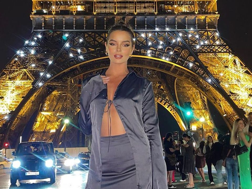 Maura looked incredible as she posed in front of the Eiffel Tower at night (Instagram)