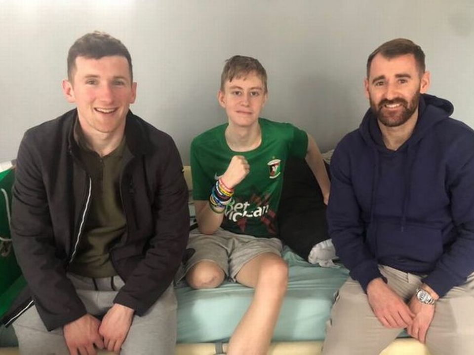 Glentoran players Bobby Burns and Niall McGinn pictured with Bailie Hardy (Image: @nmcginn10)