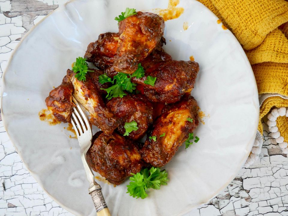Crispy Chicken Wings with Hot Sauce