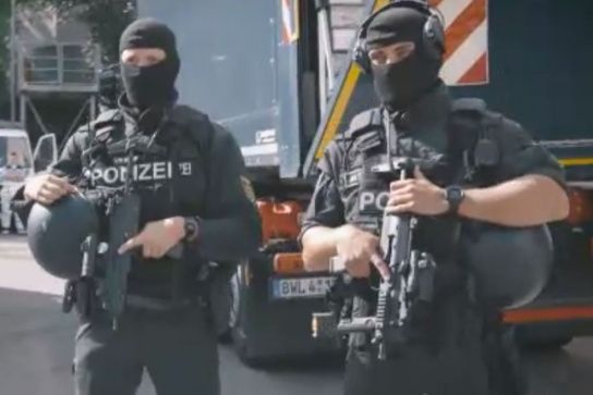 Armed cops in Hamburg (German Police)