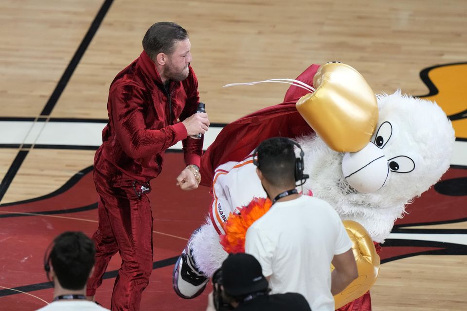 Конор МакГрегор бьет талисмана «Майами Хит» во время промоушена четвертой игры финала НБА (Линн Сладки/AP)