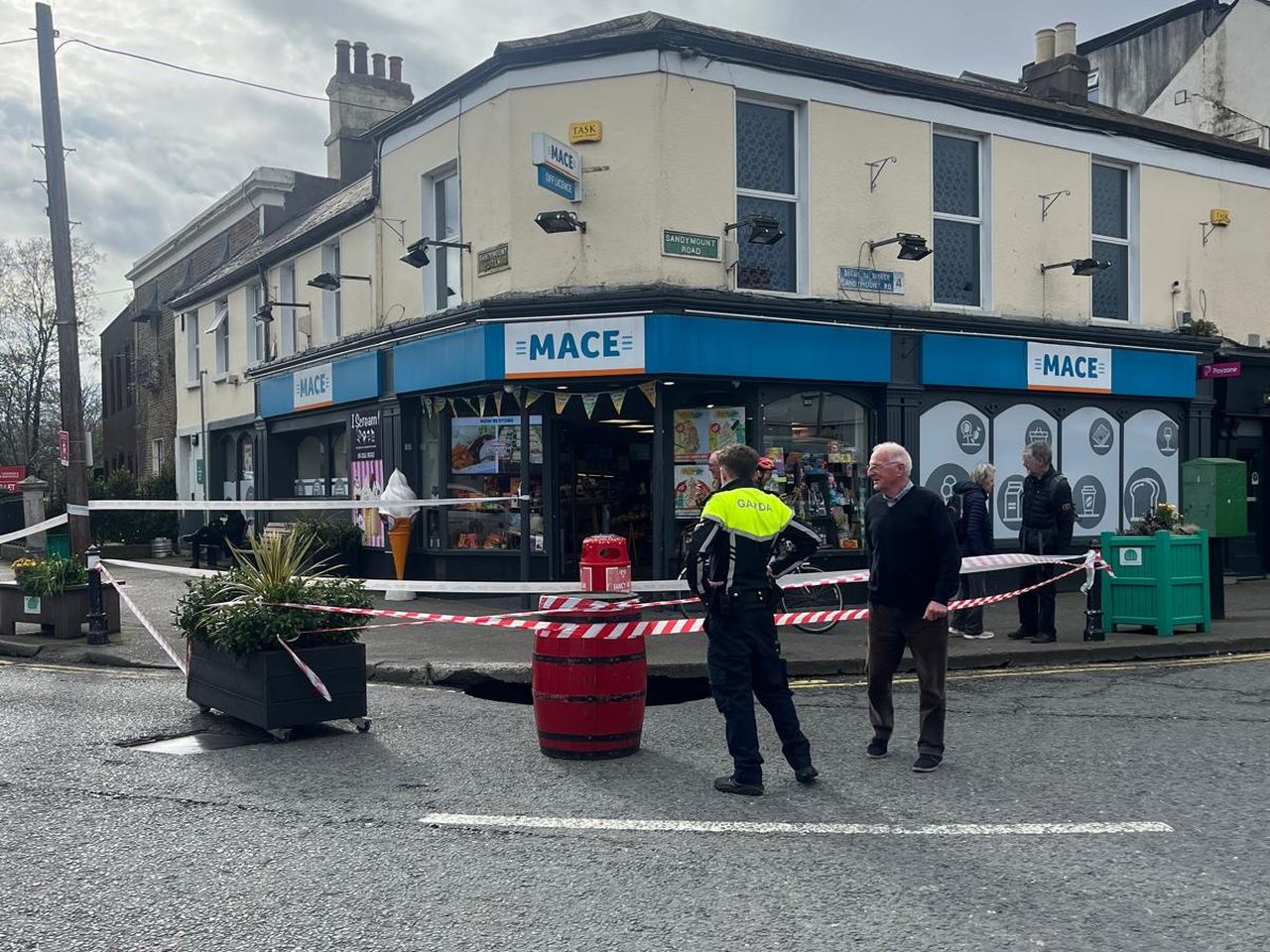 Council investigating as bus causes ‘sinkhole’ on Sandymount, Dublin ...