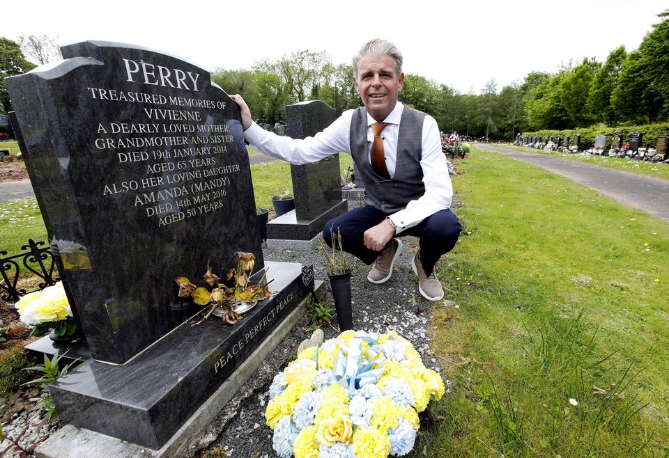 Christian Orr regresa a la nueva lápida de su madre en el cementerio de Rosslawn en Belfast esta semana