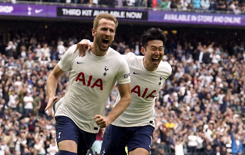 Harry Kane (left) celebrates his penalty against Burnley with strike partner Son Heung-min (Andrew Matthews/PA)
