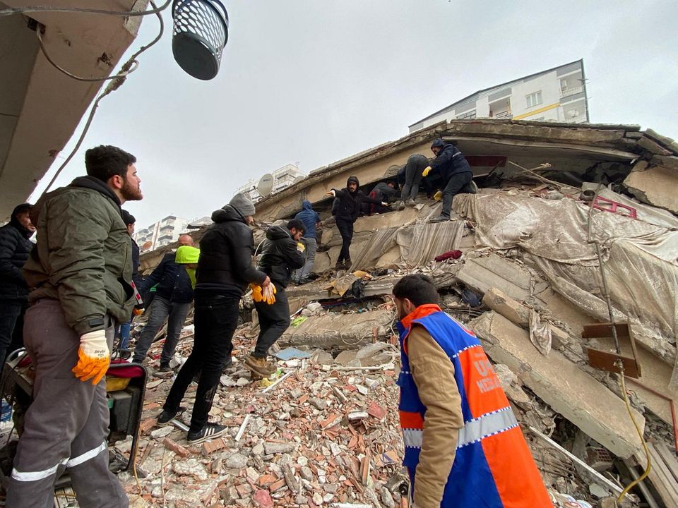 People search through rubble following an earthquake in Diyarbakir, Turkey February 6, 2023. REUTERS/Sertac Kayar