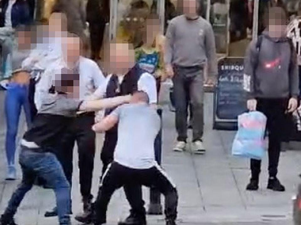 Pelea en Derry: los turistas observan cómo estalla una pelea a puño limpio en Shipquay Street