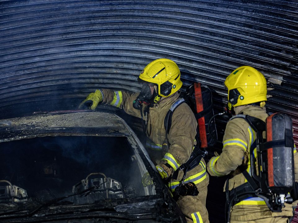 Incidente de embestida de bomberos en el Centro de bienvenida en Townsend Street, al oeste de Belfast, el 23 de julio de 2024 (foto de Kevin Scott)