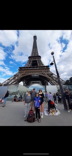 Una última foto de la familia en la Torre Eiffel
