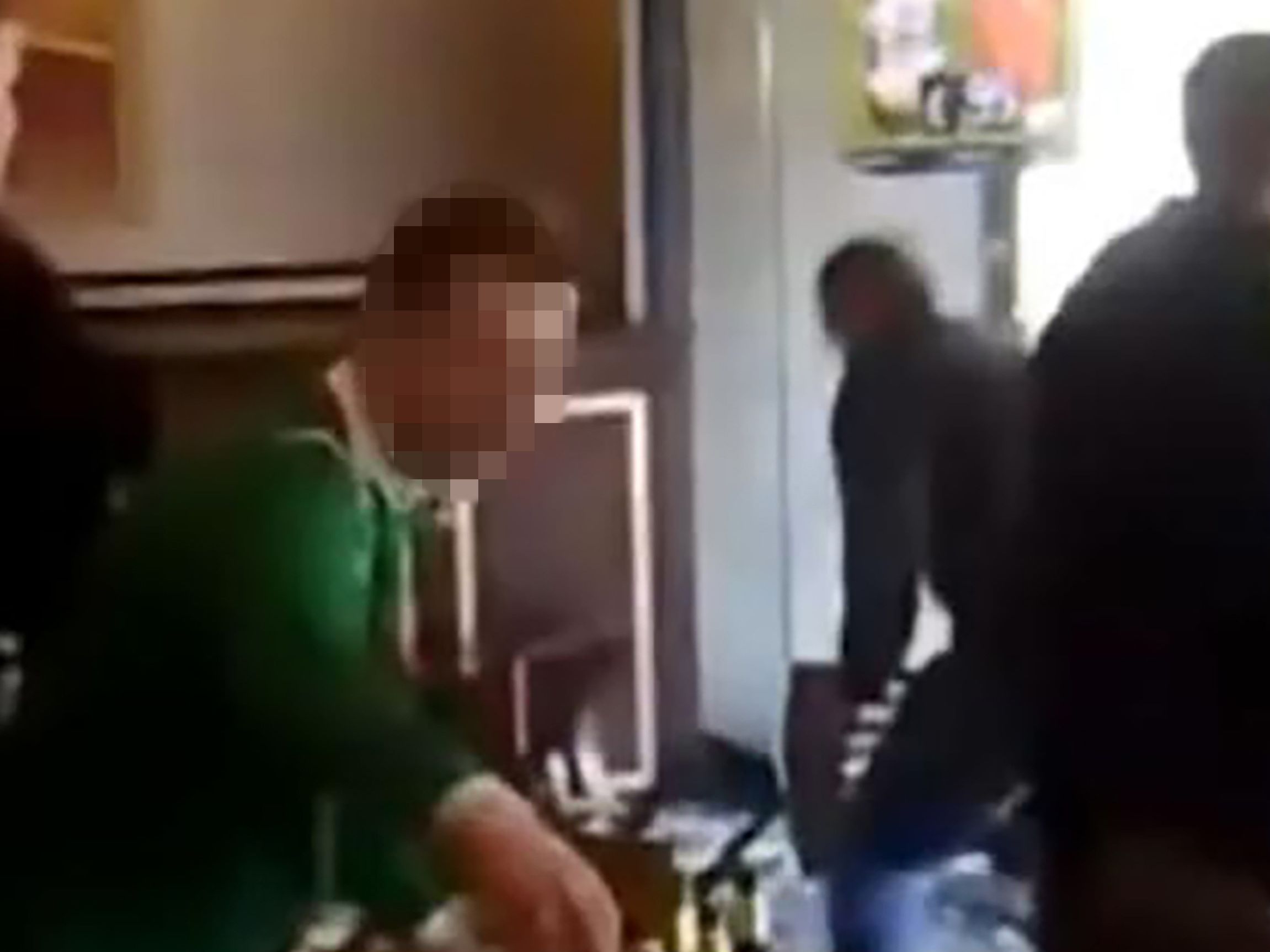 “Un policier spécialisé dans la lutte contre le terrorisme enquête sur un supporter violent de football après avoir visionné une vidéo de lui jetant une bouteille”.