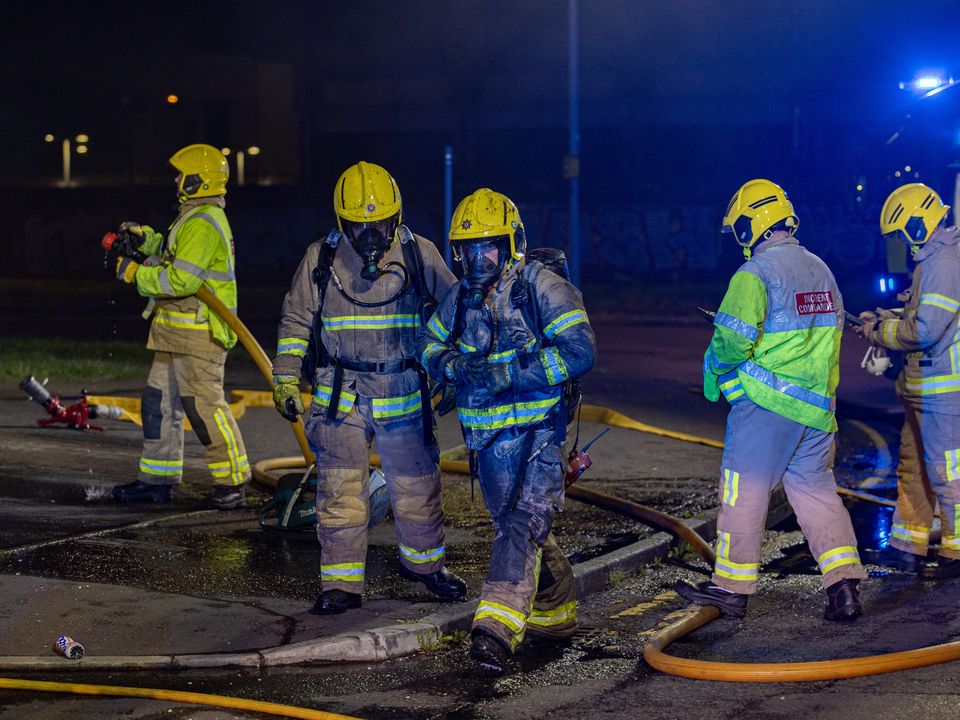 Incidente de embestida de bomberos en el Centro de bienvenida en Townsend Street, al oeste de Belfast, el 23 de julio de 2024 (foto de Kevin Scott)