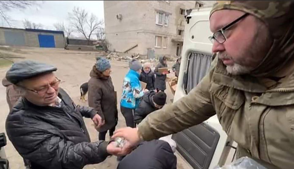 Clifford Peeples handing out much-needed supplies to the people of Ukraine