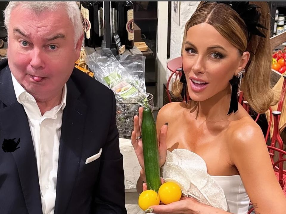 Eamonn Holmes and Kate Beckinsale: GB News star poses with 'suggestive' vegetable alongside Hollywood star - SundayWorld.com