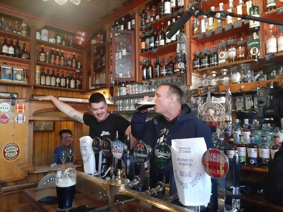 Garth Brooks downing the pint he pulled in Dick Macks. Photo by Mary Declan O'Neill