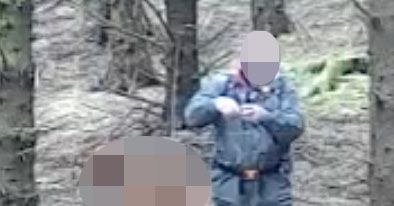 Una cámara posicionada para capturar la vida silvestre capturó este video de un hombre, supuestamente un ex policía, atando un cable a los árboles a lo largo de una ruta ciclista popular en el bosque de Benifanagh, condado de Derry.