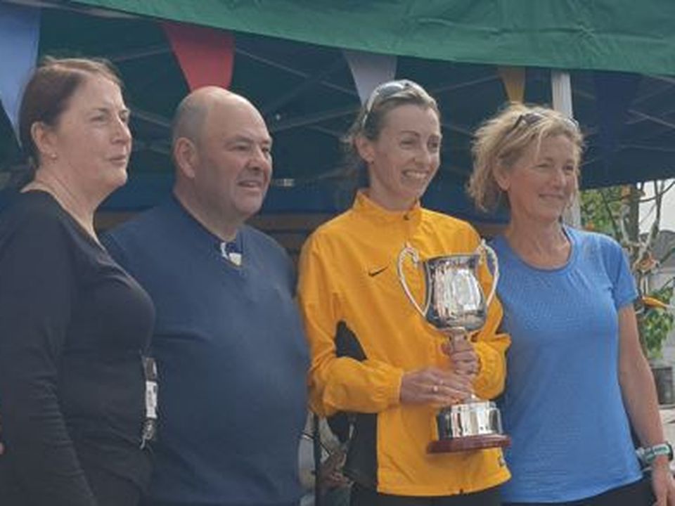 Kathleen and Ray Murphy (left) and Mary Daly, Offaly Athletics (right) present the Ashling Murphy Four Mile trophy to first placed woman Lizzie Lee