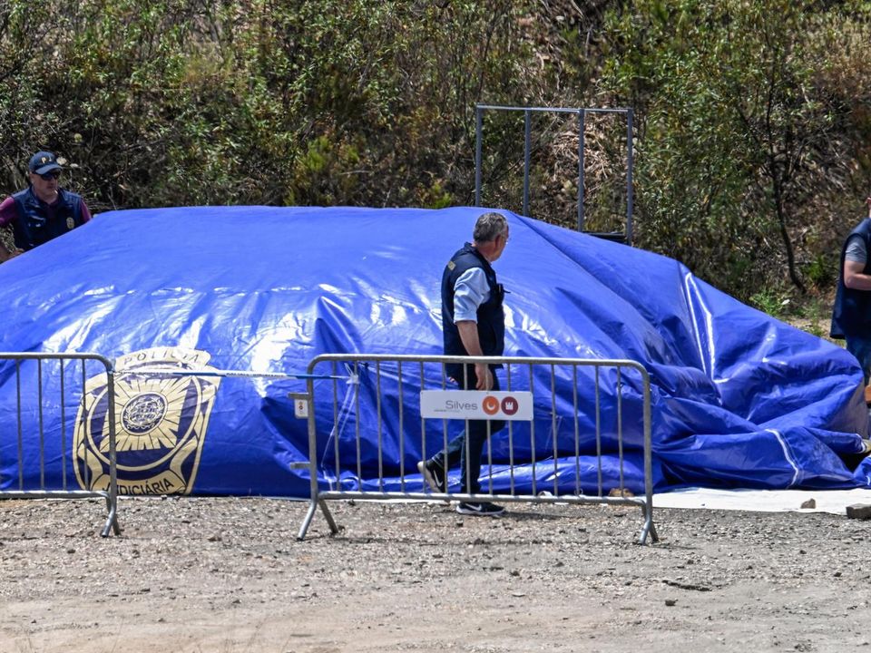 Des détectives de la police portugaise pendant les trois jours de recherche d'indices sur la disparition de Madeleine McCann dans le réservoir de Baragem do Arad à Silves, au Portugal.  Photo : Horacio Villalobos, Getty Images