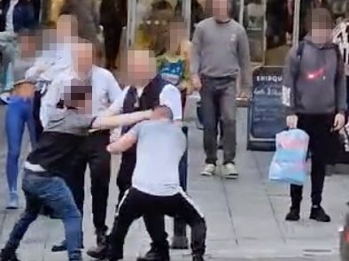 Bataille de Derry : des touristes assistent à une bataille à mains nues sur Shepquay Street