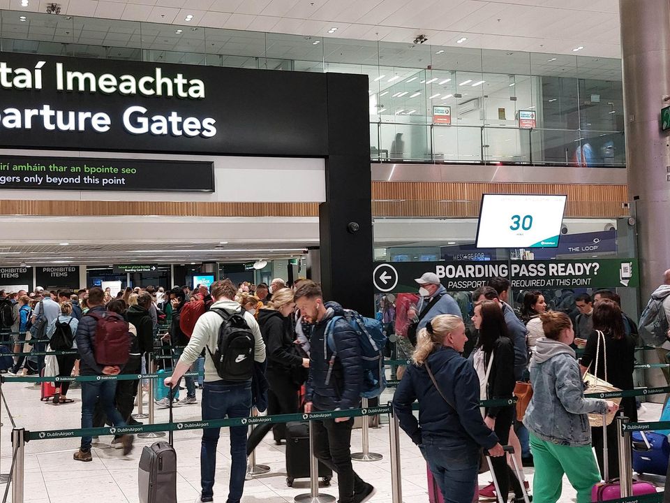 Queues at Dublin Airport this morning. Photo: RollingNews.ie