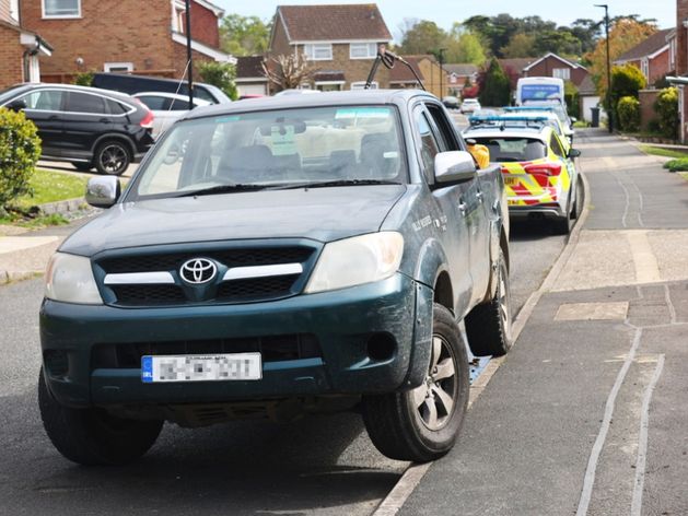 Un camion irlandais a été saisi sur l'île de Wight alors que quatre personnes ont été arrêtées, soupçonnées de trafic illicite.
