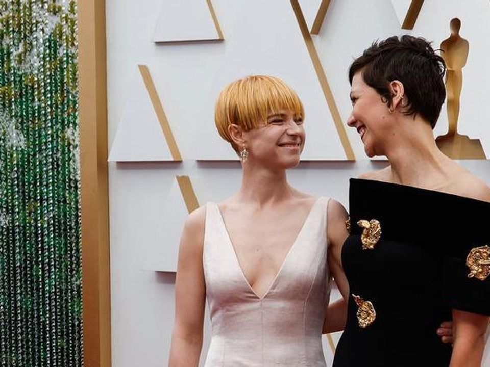 Jessie Buckley, nominated for Best Supporting Actress for the film 'The Lost Daughter', talks with the film's writer and director Maggie Gyllenhaal on the red carpet. Photo: Reuters/Eric Gaillard