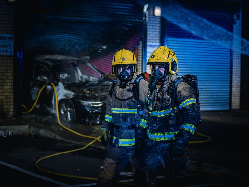 Incidente de embestida de bomberos en el Centro de bienvenida en Townsend Street, al oeste de Belfast, el 23 de julio de 2024 (foto de Kevin Scott)