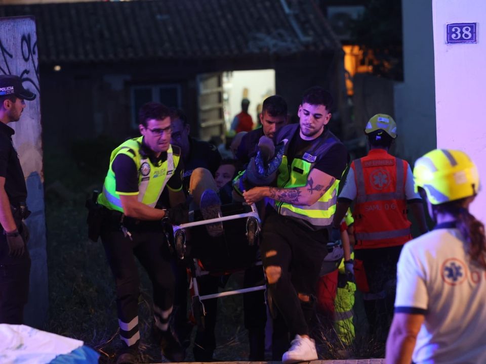 Los servicios de emergencia evacuan a los heridos en Playa de Palma, Mallorca, Islas Baleares, España, el 24 de mayo de 2024.  Foto: Isaac Buz/Europa Press vía Getty Images