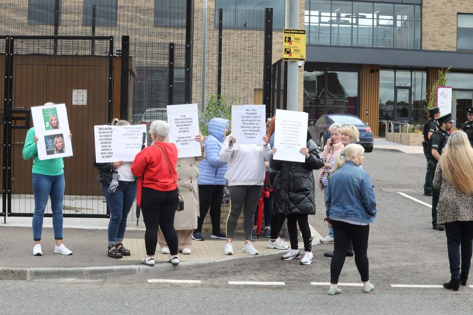 Protesta contra el ataque de Michelle O'Neill del Sinn Féin por visitar un centro de mujeres en el área de Shankill