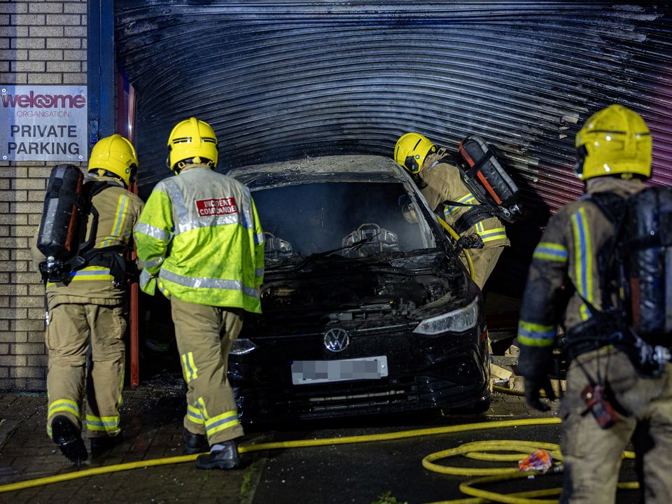 Incidente de embestida de bomberos en el Centro de bienvenida en Townsend Street, al oeste de Belfast, el 23 de julio de 2024 (foto de Kevin Scott)