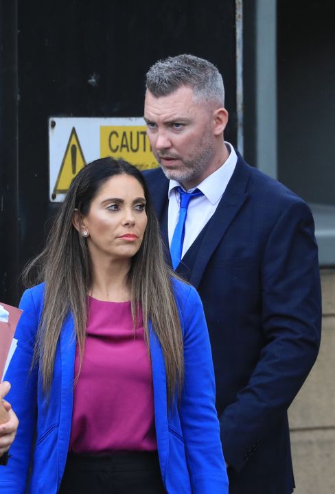 Niall Bradley y su esposa Kerry Newry abandonan la corte