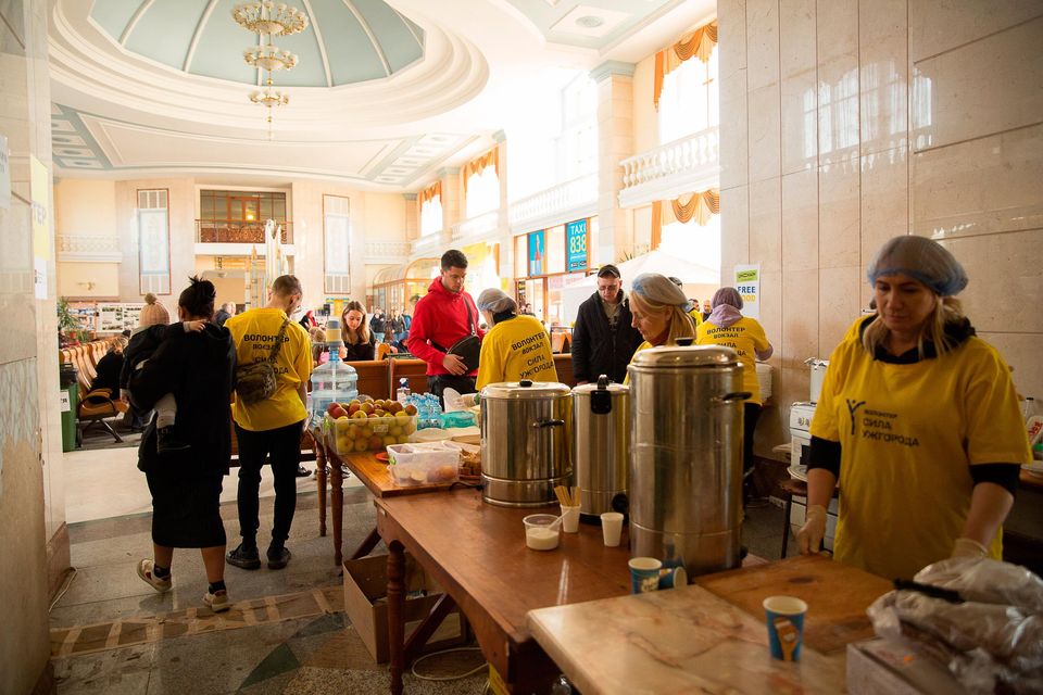 Volunteers prepare meals for refugees at a train station in Uzhhorod. Photo: Zuzana Gogova/Getty Images