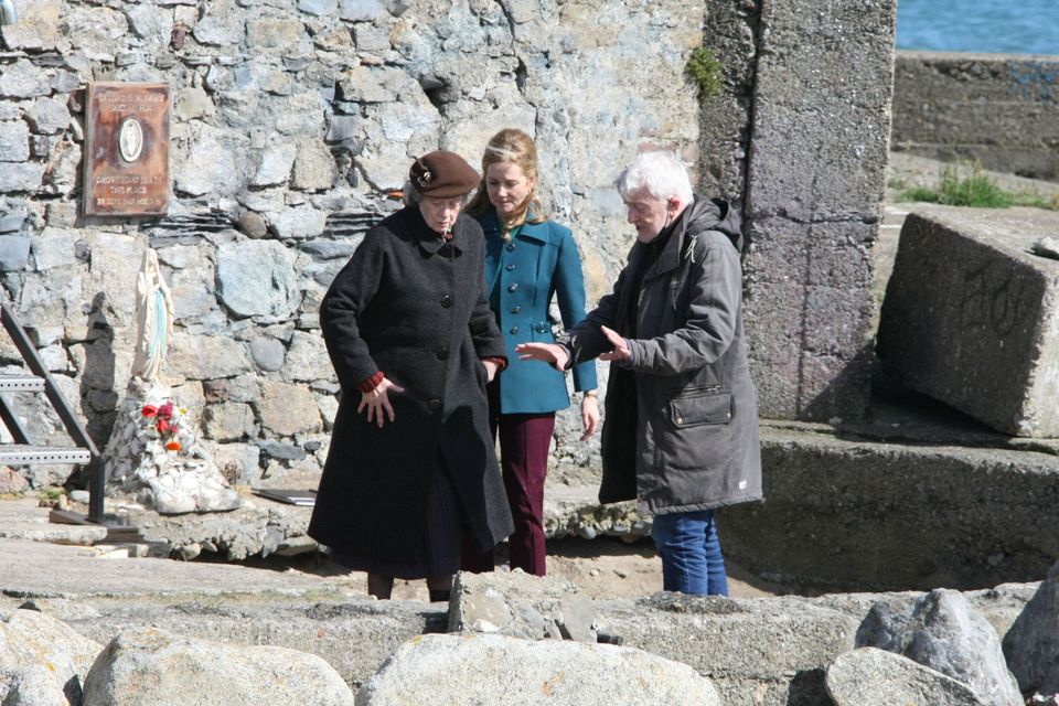 Laura Linney and Maggie Smith were both were looking at a plaque dedicated to Declan Fox on the wall. Pics : Mark Doyle