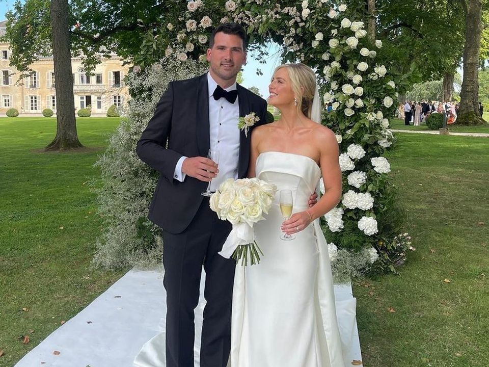 La estrella de hurling de Galway GAA, Joe Canning, ha recurrido a Instagram para compartir fotos de la boda de un amigo con la escultura de Aimee Connolly de Aimeepos.