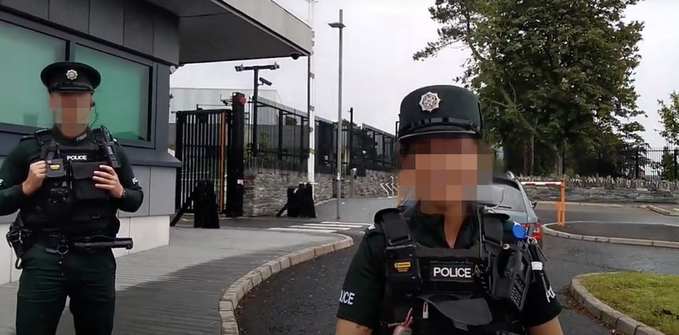 Une des vidéos de Johnston à la station Downpatrick PSNI