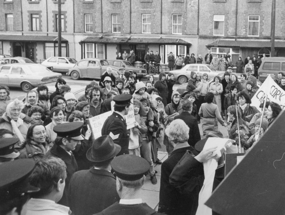 Judge Lynch leaving the Kerry Babies Tribunal in Tralee amid protests in January 1985