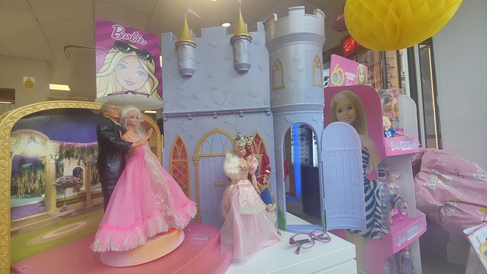 Las muñecas Barbie de Glenda en el escaparate de Cook Opticians