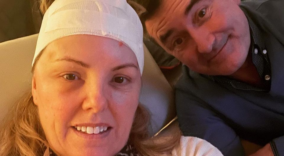Jenny and her husband Martin King after she returned home from hospital (Jenny McCarthy/Instagram)