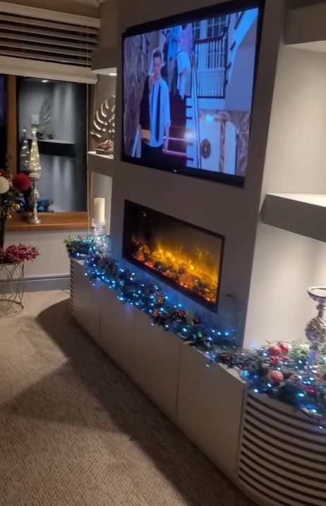 Alan Hughes' festive home. Instagram / @alanhughestv