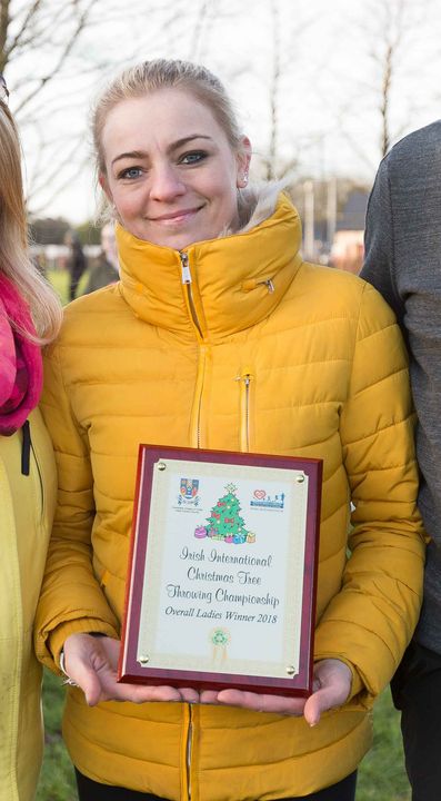 Camilla Grabska, qui a remporté la division féminine aux championnats annuels de lancer d'arbres de Noël à Ennis, Co Clare