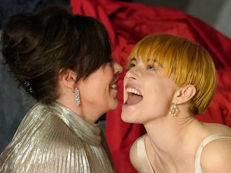 Olivia Colman chats to The Lost Daughter co-star Jessie Buckley at the Oscars. Photo: Chris Pizzello/PA