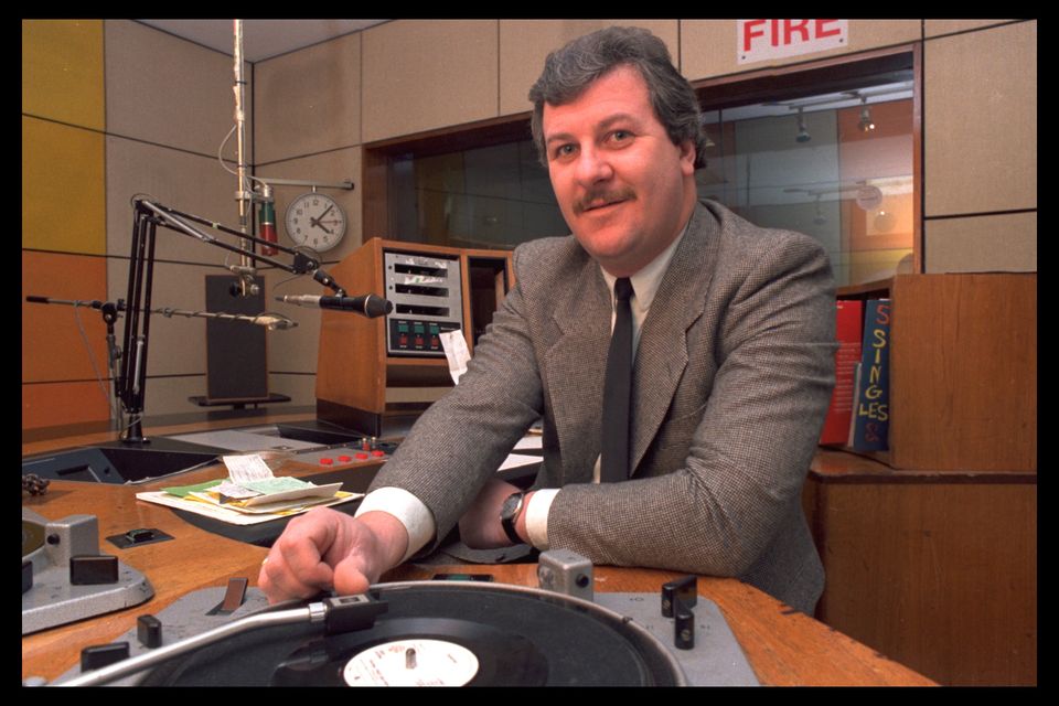 Ronan Collins spinning his discs back in 1986
