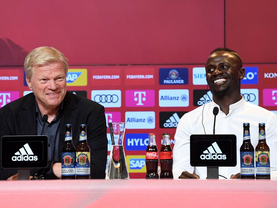 Bayern Munich's Sadio Mane with chief executive officer Oliver Kahn during a press conference. REUTERS/Andreas Gebert
