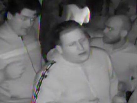 Au Royaume-Uni, la police recherche trois hommes avec un accent irlandais après qu’un homme ait eu la mâchoire cassée dans un pub de Frome.