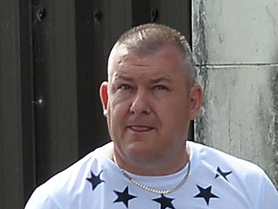 Des individus masqués ont renvoyé de chez lui le supposé chef de l’UDA après une expulsion de groupe terroriste.