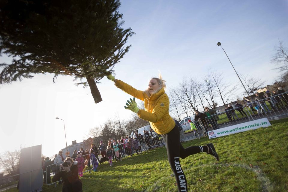 Kamila Grabska apareció en imágenes durante una competencia de lanzamiento de árboles de Navidad cuando dijo que estaba herida.