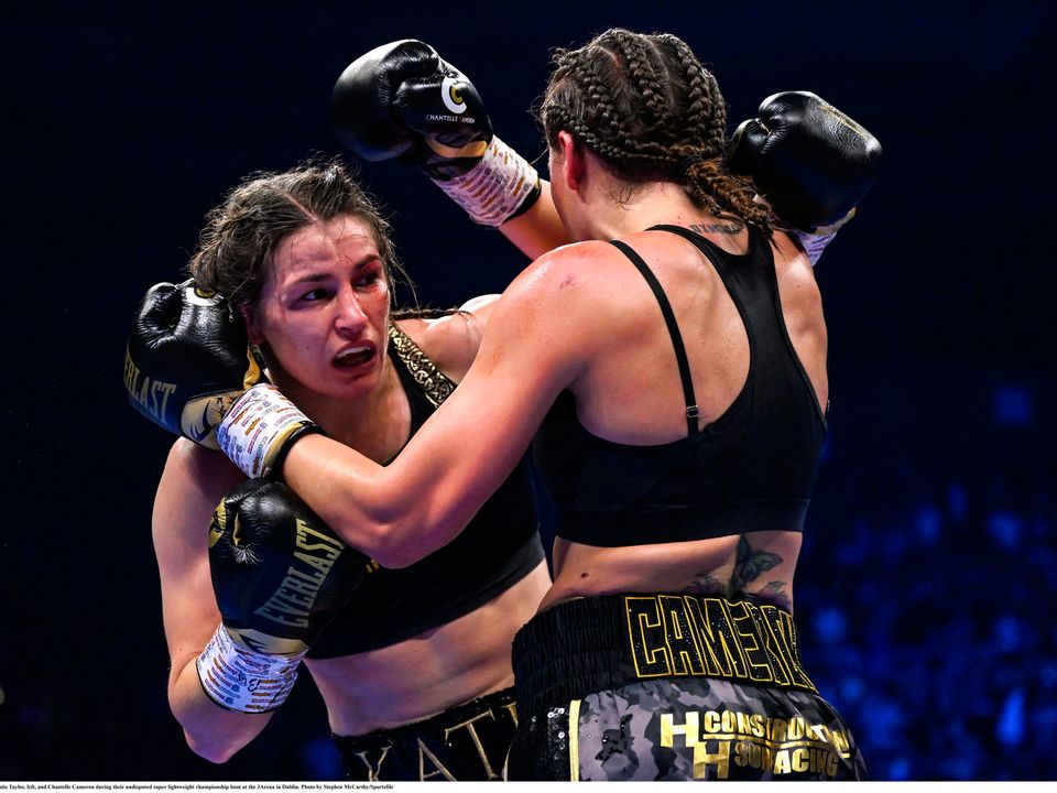 25 November 2023; Katie Taylor, left, and Chantelle Cameron during their undisputed super lightweight championship bout at the 3Arena in Dublin. Photo by Stephen McCarthy/Sportsfile